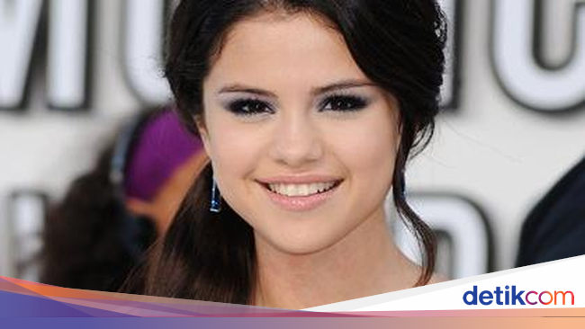 10 Penampilan Makeup dan Rambut  Terbaik Selena  Gomez 