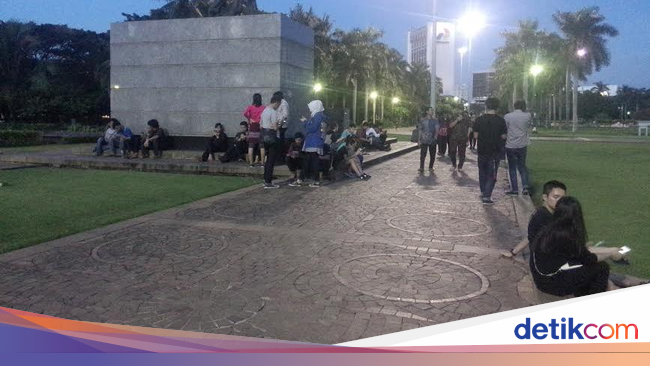 Tak Lelah Berburu Pokemon di Monas