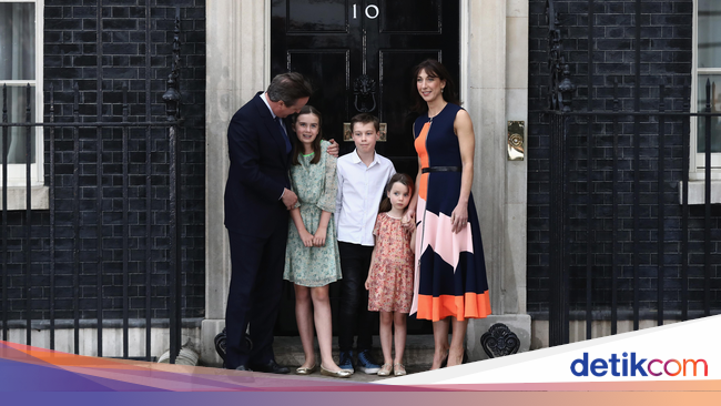 Dress Bunga Ini Laris Terjual Setelah Dipakai Putri dari Dress Bunga Ini Laris Terjual Setelah Dipakai Putri dari