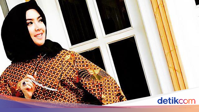 Foto: Padu Padan Elegan Berhijab dengan Batik Ala Ingrid 