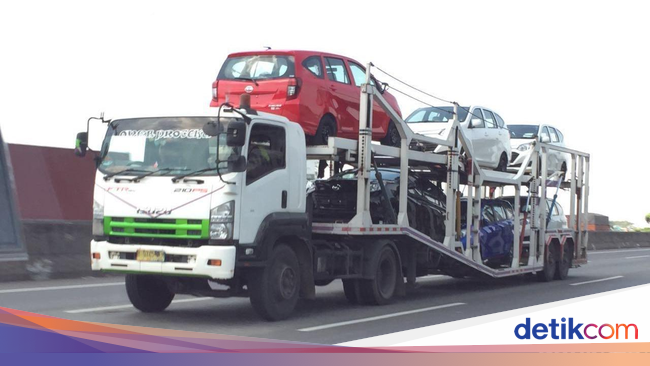 Enam MPV Murah Daihatsu Sigra Digendong di Tol Cikampek