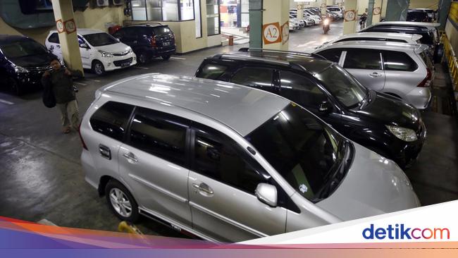 Saat Harus Parkir Paralel dengan Mobil Matik Saat Harus Parkir Paralel dengan Mobil Matik