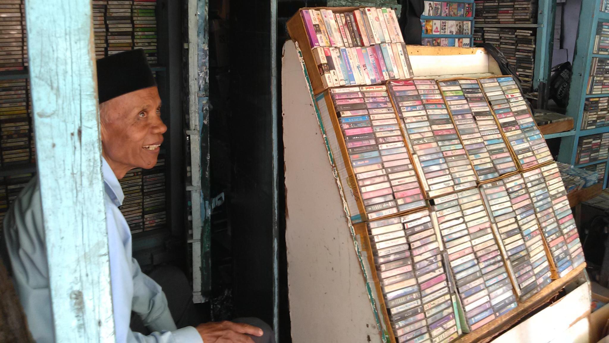 Menengok Penjual Kaset Pita Yang Masih Eksis Di Bandung