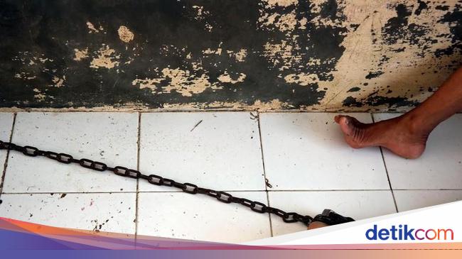 Police Check Viral ABG Parents Chained and Begging for Food in Bekasi