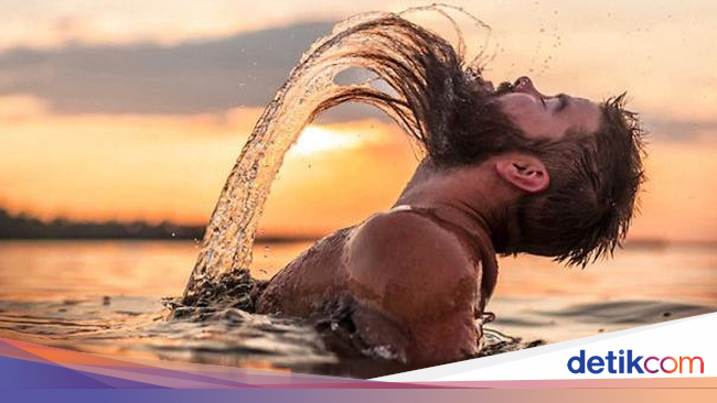 Foto Parodi Ketika Pria Meniru Pose Ikonik Para Wanita