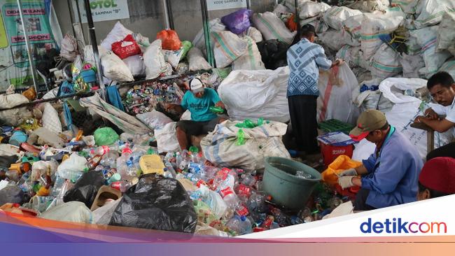 School Waste Bank Project as Environmental Education at SAL Junior High School - Vimarsana News