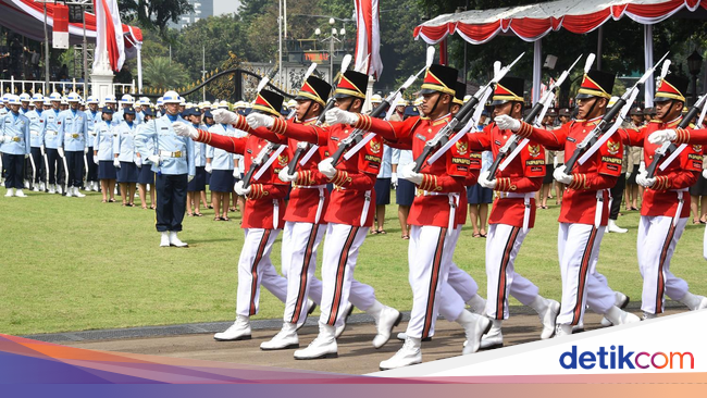 Jokowi Salami Tamu dari Kalangan Warga Sebelum Upacara HUT 