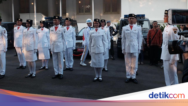 Ini Pembawa Baki dan Penurun Sang Merah Putih di Istana