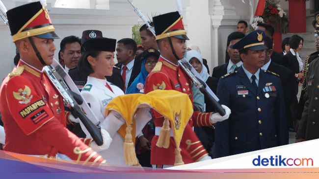 Ini Pembawa Baki dan Pengibar Sang Merah Putih di Istana 