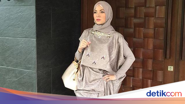 Foto: Inspirasi Busana Kondangan dari Selebriti Berhijab - 7