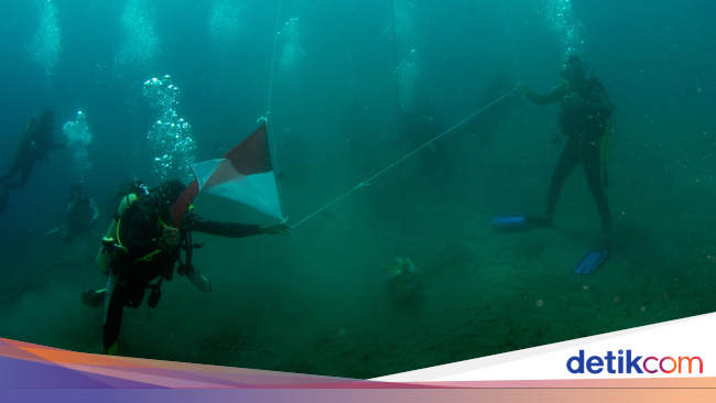 Bendera Merah Putih Berkibar di Bawah Laut Maumere