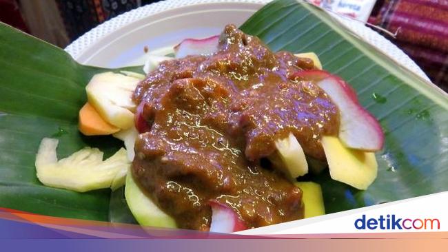Rujak Buah Yang Komplet Isinya Dan Pedas Segar Bisa Dibeli Di Sini