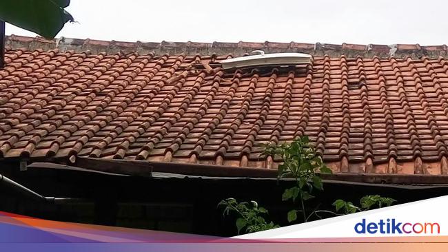 Penampakan Foto Pintu Pesawat yang Jatuh di  Atap  Rumah 