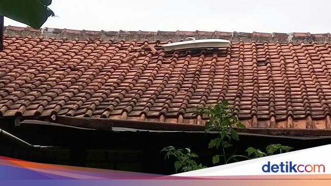 Penampakan Foto Pintu Pesawat yang Jatuh di Atap Rumah Penampakan Foto Pintu Pesawat yang Jatuh di Atap Rumah