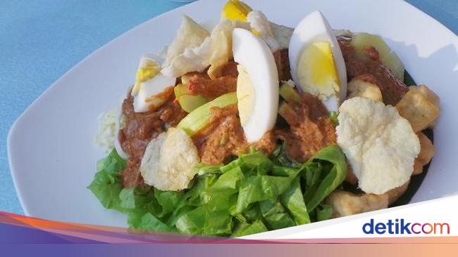 Aneka Sayuran Bersaus Kacang Dalam Rujak Pengantin