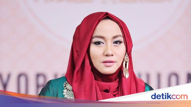 Anniesa Hasibuan Jadi Desainer Hijab Indonesia Pertama 