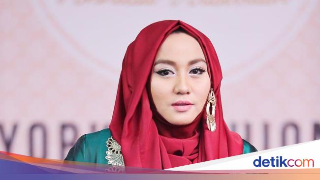 Anniesa Hasibuan Jadi Desainer Hijab Indonesia Pertama Anniesa Hasibuan Jadi Desainer Hijab Indonesia Pertama