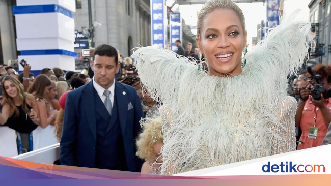 Mischka Aoki Desainer Asal Indonesia Rancang Baju Blue Mischka Aoki Desainer Asal Indonesia Rancang Baju Blue