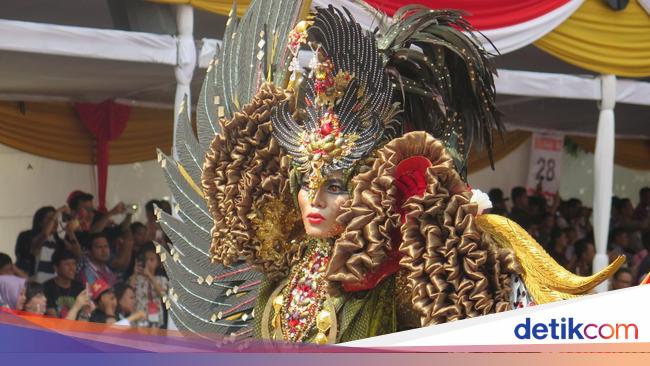 Foto Garuda Hingga Barong 10 Kostum Terunik Jember Foto Garuda Hingga Barong 10 Kostum Terunik Jember