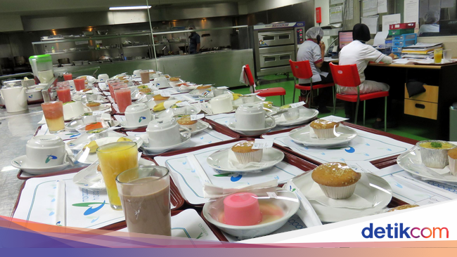 Buka 24 Jam Tim Dapur Mengolah Makanan Pasien Sejak Pukul Buka 24 Jam Tim Dapur Mengolah Makanan Pasien Sejak Pukul