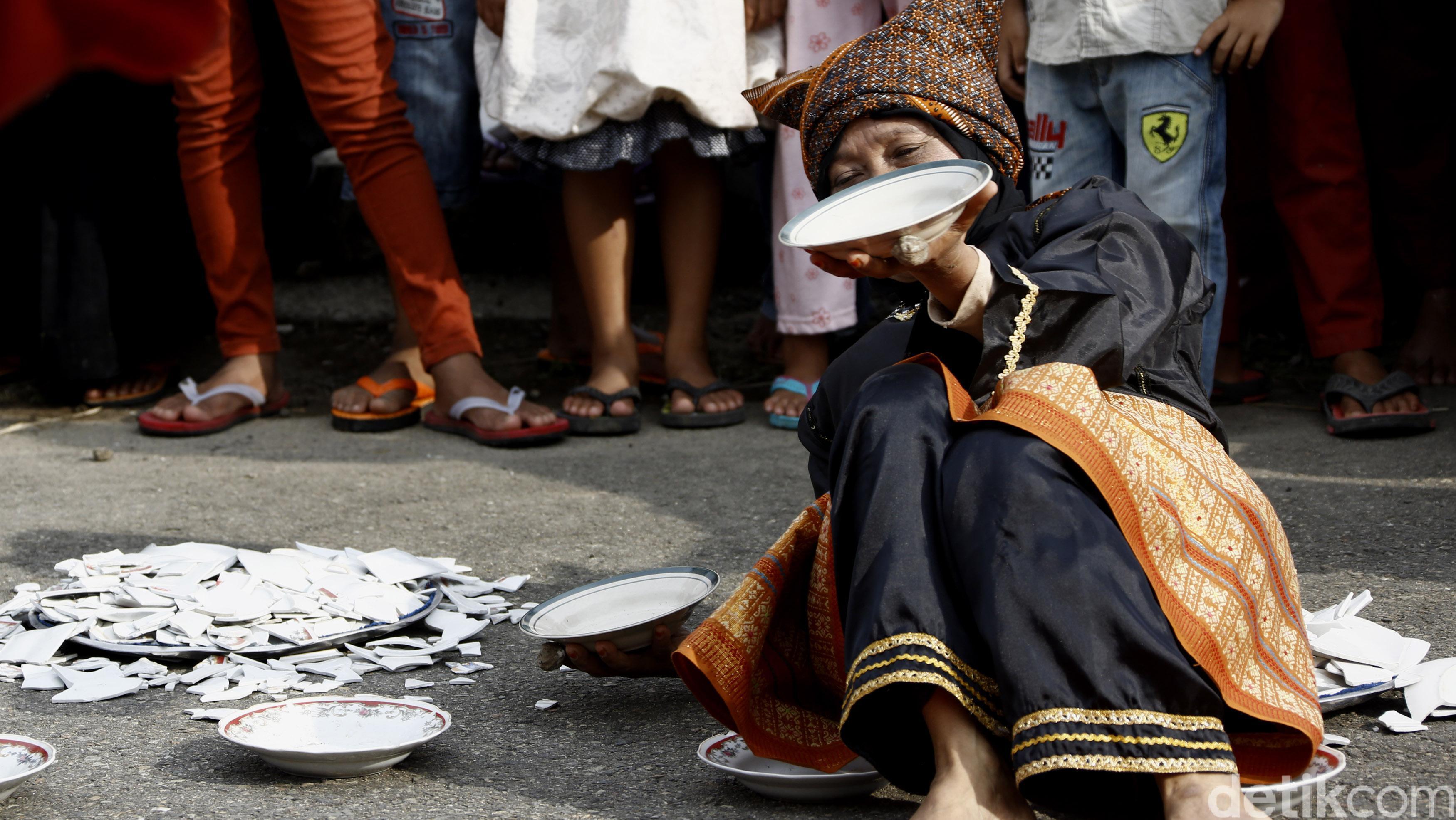 Pola Lantai Tari Piring: Makna Gerakan, Busana, Dan Propertinya