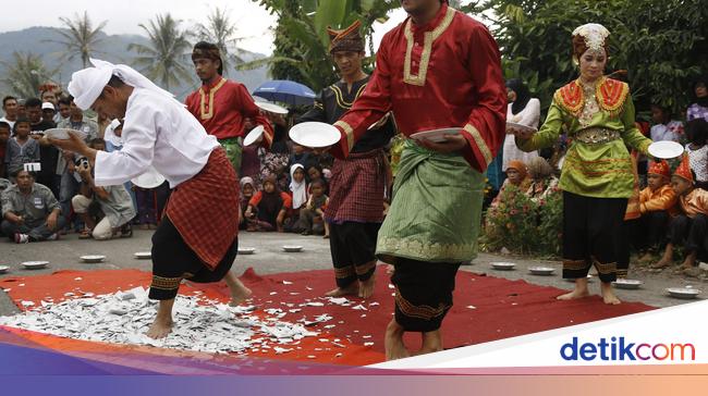 Sebutkan Nama Tarian Asal  Daerah  Dan Properti Utama Yang  Sebutkan Nama Tarian Asal  Daerah  Dan Properti Utama Yang