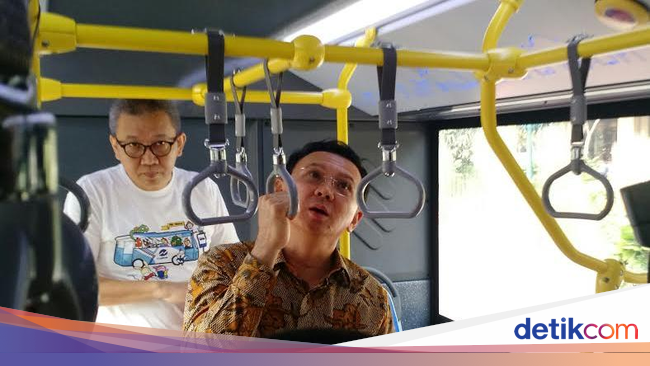 Berangkat Kerja, Ahok Naik Bus Baru TransJ