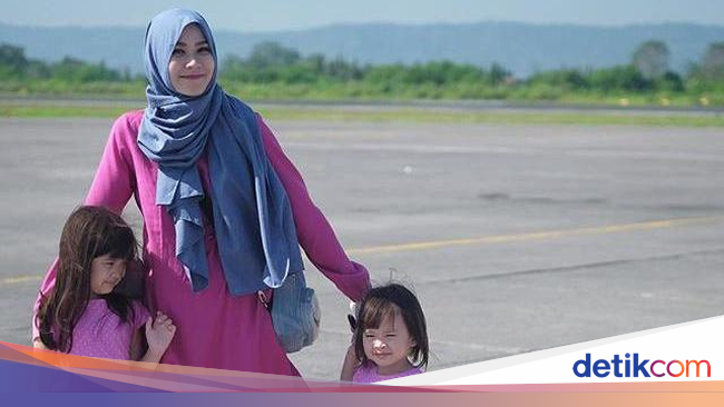 Foto: Kompak Berbusana dengan Anak Ala Selebriti Berhijab - 3