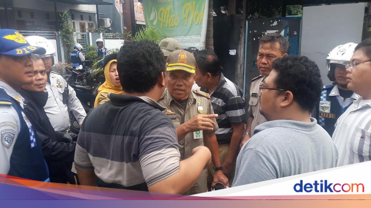 Di Jakarta, Jalanan di Gang-gang Sempit Kerap Jadi Parkir Liar!