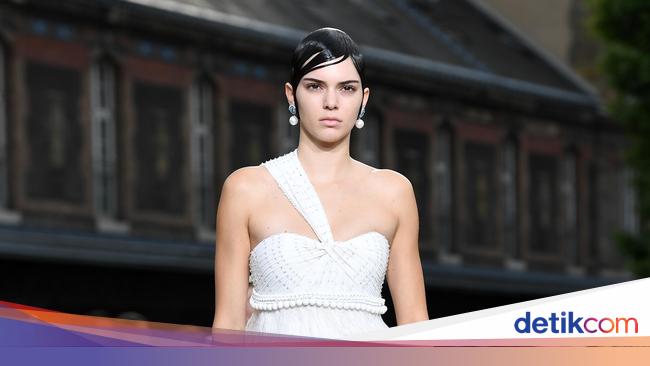 Lagu Lagu Ini Wajib Didengar Kendall Jenner Sebelum Fashion Show Remix by vogue talents fashion show 2015 by. didengar kendall jenner