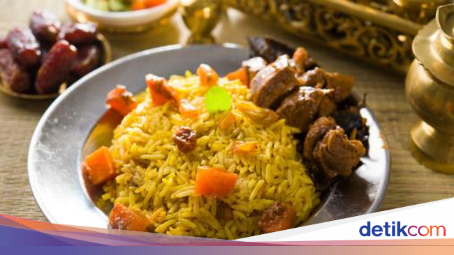 Nasi Mandi Kaya Rempah dengan Pelengkap Daging Kambing Empuk