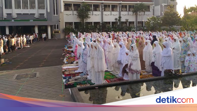 Risma Salat Ied di Halaman Taman Surya