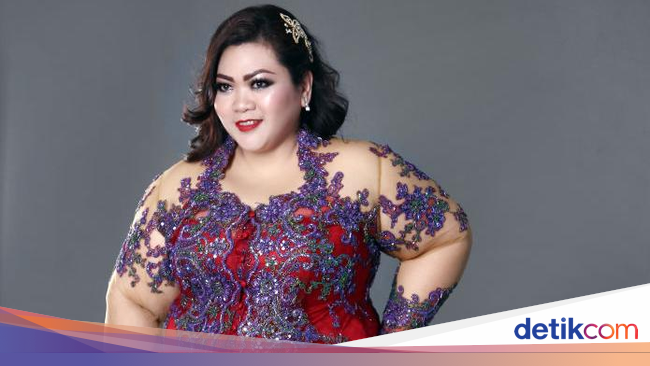 Kisah Pia, Dosen yang Kini Sukses Jual Kebaya Big Size