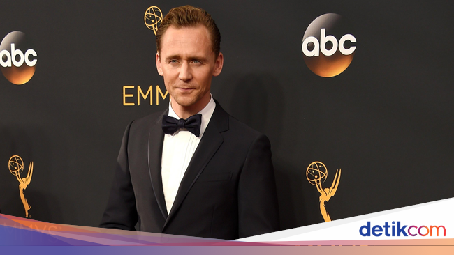 Tom Hiddleston Jalan di Karpet Merah Sendiri Setelah Putus 