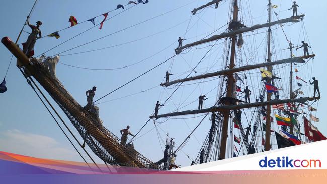 Kri Dewaruci Berlabuh Di Makassar Warga Bebas Melihat Dari Dekat