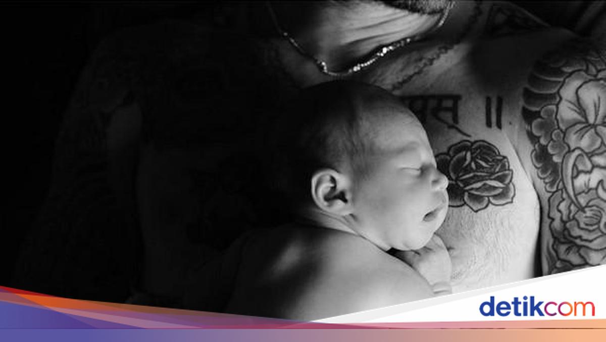 Ingin Cepat Dipanggil 'Dada', Adam Levine Lakukan Ini pada Bayinya