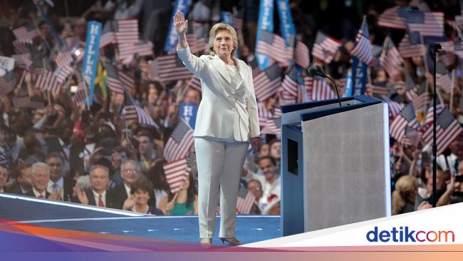 Foto: 10 Gaya Hillary Clinton Pakai Celana Panjang yang Jadi Topik Populer.