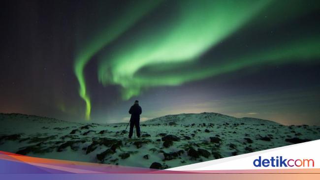 The Biggest Explosion of the Sun Makes the Aurora Bright