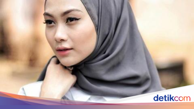 Tips Padu Padan Kemeja  Putih dengan Hijab ala Hijabers  Populer