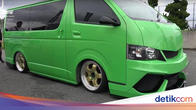 Toyota Hiace Dimodif dengan Bumper Lamborghini