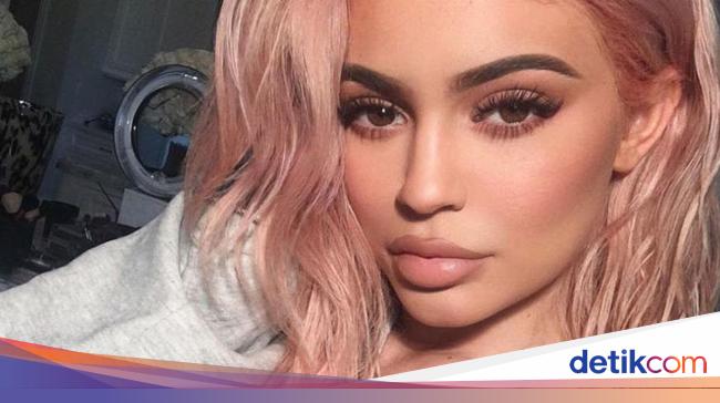 Kylie Jenner Rilis Eyeshadow yang Matching dengan Warna Kylie Jenner Rilis Eyeshadow yang Matching dengan Warna