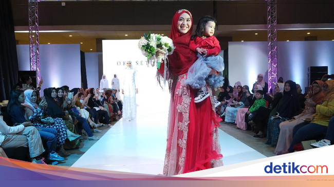 Oki Setiana Dewi Pamerkan Gaun  Pengantin  Syar i di 