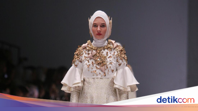 Gelora Dara Dian Pelangi, Zaskia Sungkar Tampilkan Gaya 