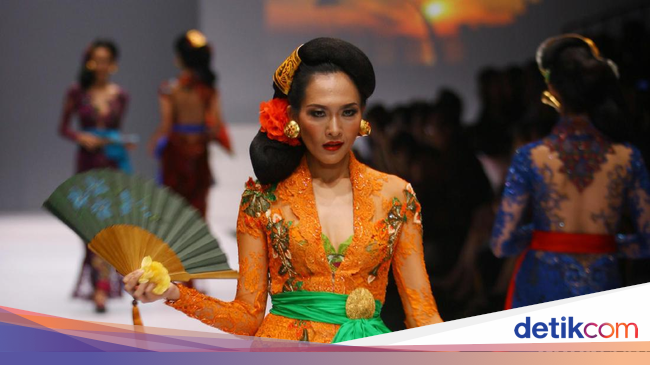 Foto: 10 Kebaya Spektakuler nan Seksi Karya Anne Avantie - 3