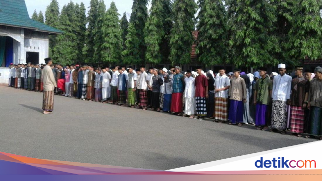 Jumat yang Berbeda di Purwakarta: PNS dan Siswa Kini Pakai Jumat yang Berbeda di Purwakarta: PNS dan Siswa Kini Pakai