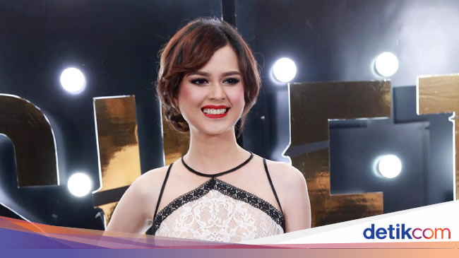 Cut Meyriska Lebih  Fresh  dengan Rambut  Pendek 