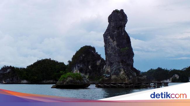 Batu Pensil Raksasa di Tengah Laut Raja Ampat