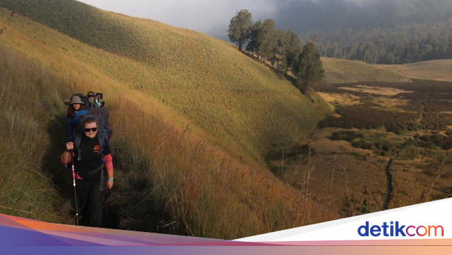 Upacara 17 Agustus di Puncak Semeru Dilarang!