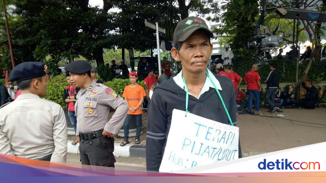 medan tukang jasa foto Rezeki Tukang Demonstrasi di Riuhnya Berjuang Didi, Cari Pijat