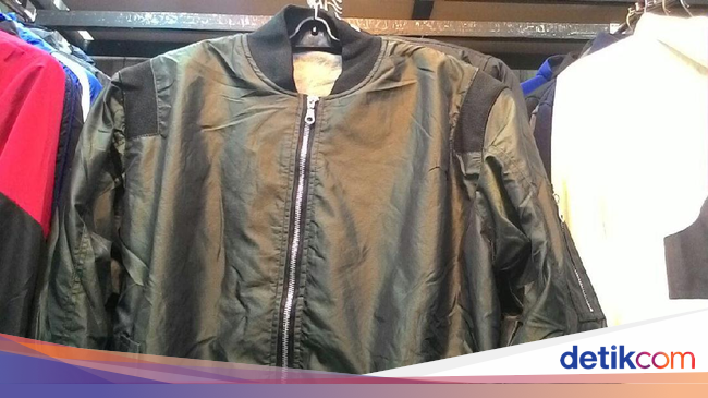 Toko di Tanah  Abang  Ini Jual Jaket  Bomber Jokowi Rp 195 000